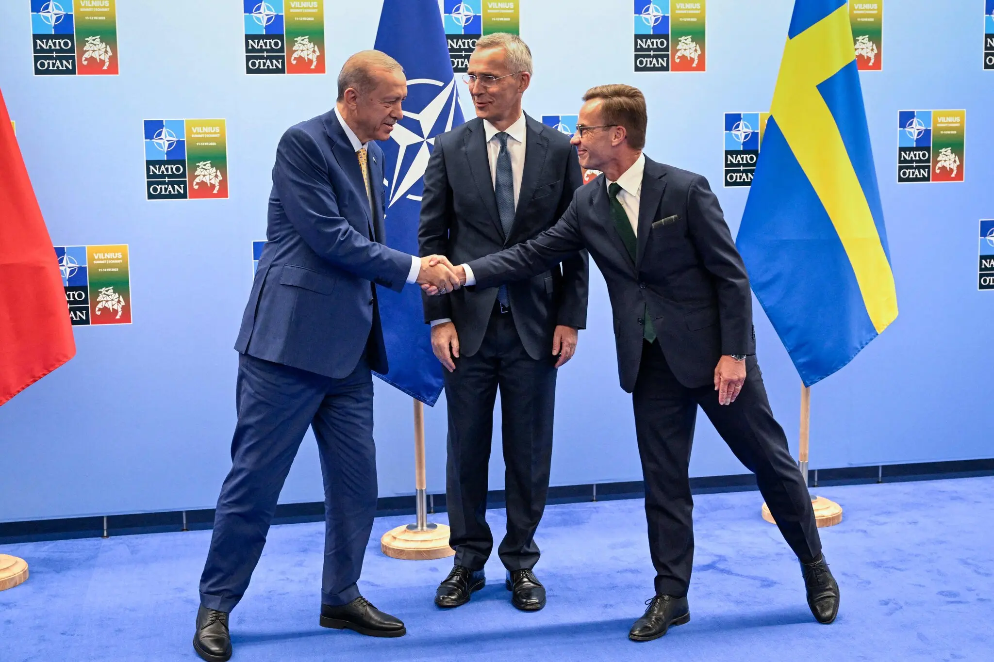 Президент Туреччини Реджеп Таїп Ердоган (ліворуч) потиснув руку в понеділок прем’єр-міністру Швеції Ульфу Крістерссону разом із Єнсом Столтенбергом, генеральним секретарем НАТО